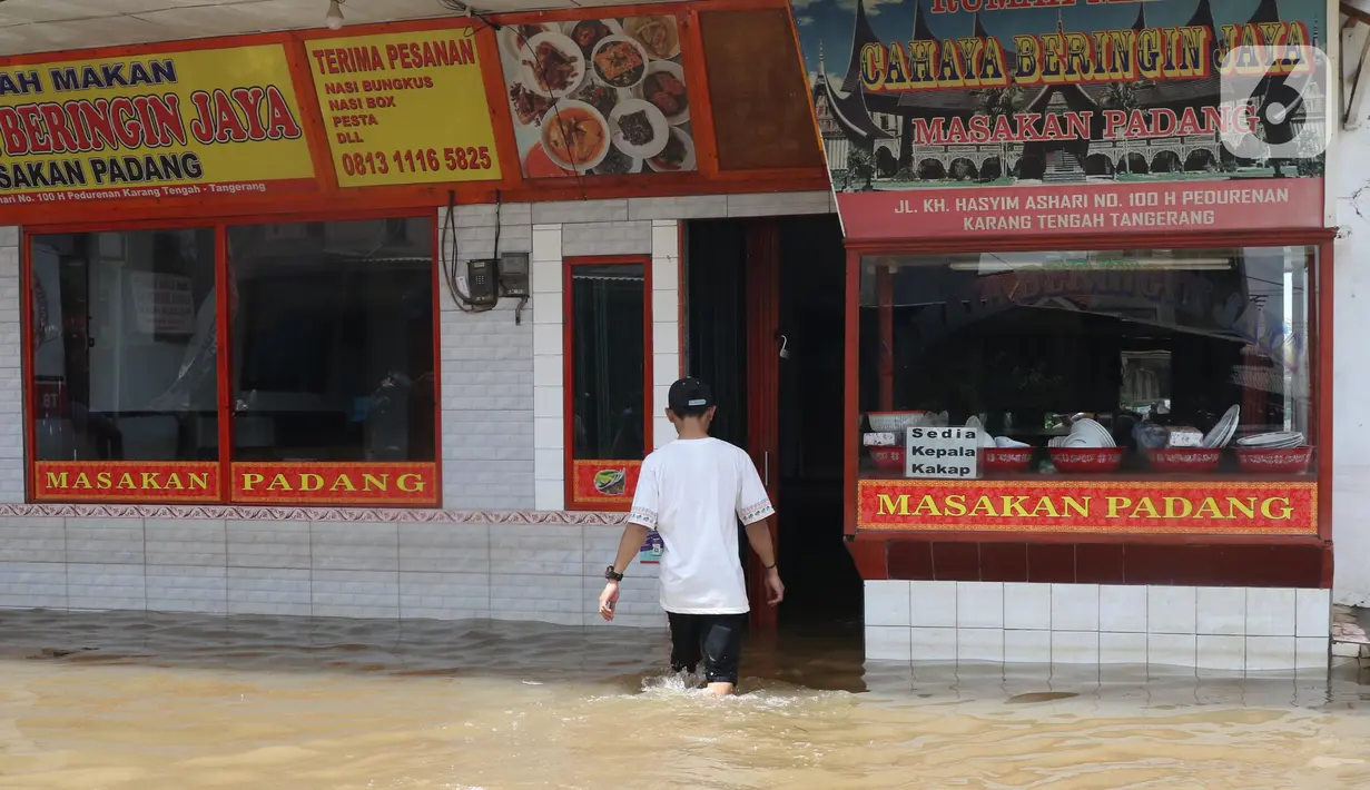 Suasana pertokoan yang tutup akibat banjir di Jalan KH Hasyim Ashari, Ciledug, Tangerang, Kamis (2/1/2020). Banjir yang melanda Ciledug dan sekitarnya membuat aktivitas perekonomian di kawasan tersebut lumpuh sementara. (Liputan6.com/Angga Yuniar)