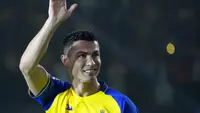 Wajah semringah Cristiano Ronaldo ketika resmi diperkenalkan sebagai pemain baru klub Arab Saudi, Al-Nassr, Selasa (3/1/2023) malam waktu setempat. (AP Photo/Amr Nabil)