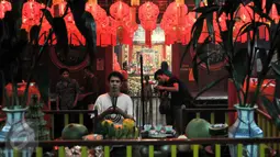 Warga Tionghoa memanjatkan doa di ruang ibadah Vihara Dharma Bhakti yang sempat terbakar beberapa waktu lalu, Jakarta, Minggu (7/2). Jelang hari raya Imlek, warga Tionghoa gelar sembahyang dan ritual lepas burung pipit. (Liputan6.com/Yoppy Renato)