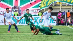 Nama pertama ada Taisei Marukawa. Pemain asal Jepang tersebut berhasil menjadi idola baru para Bonek usai tampil gemilang pada musim lalu. Kala itu, Taisei mampu menjadi mesin gol bagi Persebaya Surabaya meski dirinya merupakan pemain sayap. Ia tercatat telah mencetak 17 gol di BRI Liga 1 2021/2022. Sayangnya, kisah manis bersama Bajul Ijo usai setelah dirinya memutuskan hengkang ke PSIS Semarang. (Bola.com/Wahyu Pratama)