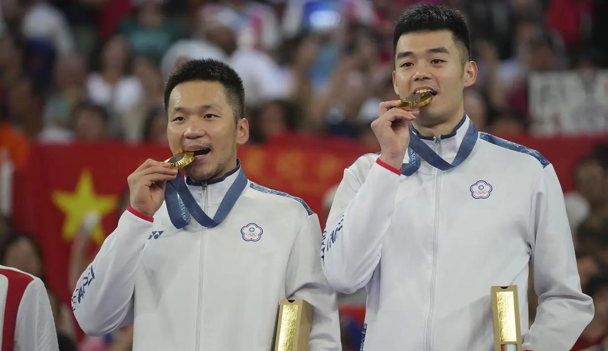 Ganda putra Chinese Taipei, Lee Yang/Wang Chi Lin merebut medali emas pada Olimpiade Paris 2024 setelah mengalahkan wakil China, Liang Weikeng/Wang Chang dengan rubber-game, 21-17, 18-21 dan 21-19. (AP Photo/Dita Alangkara)