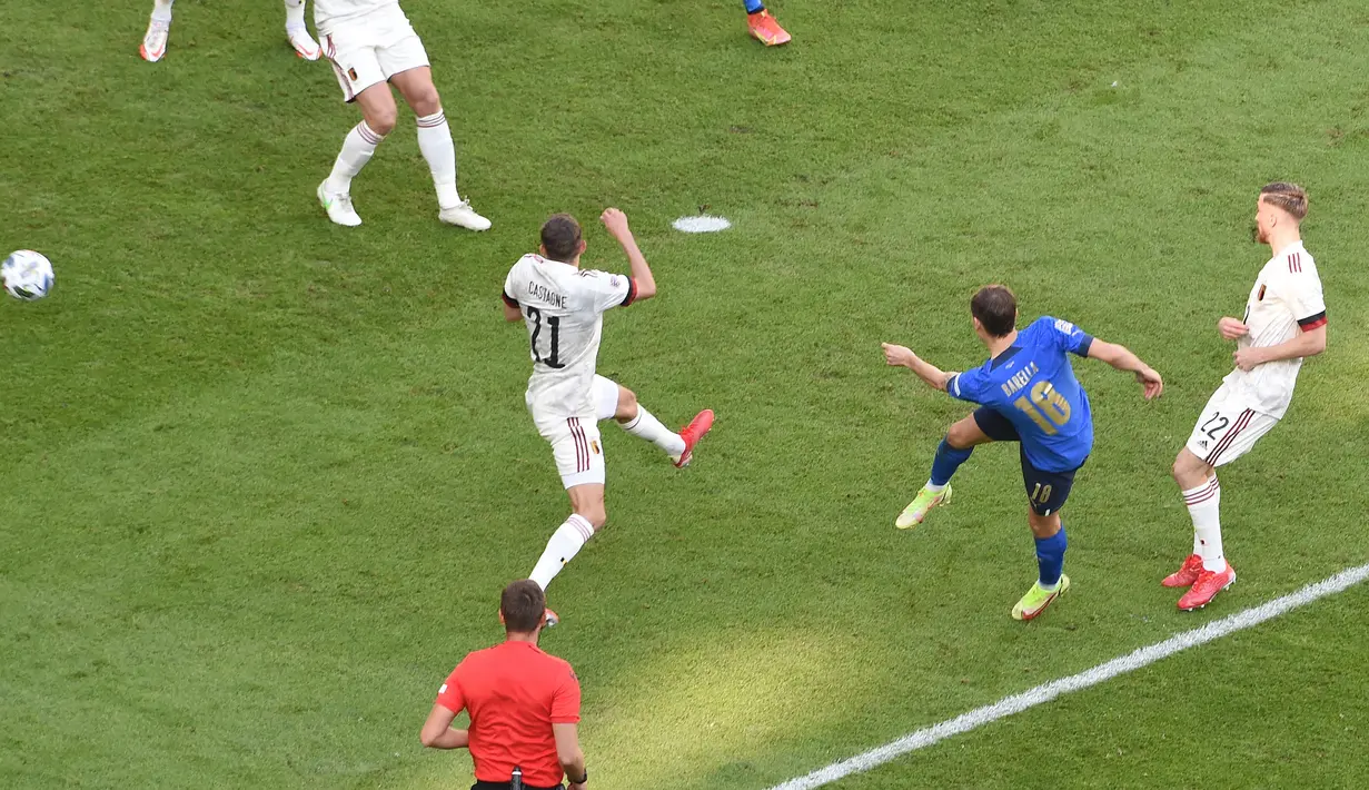 Skor kacamata di babak pertama akhirnya berubah semenit setelah dimulainya babak kedua. Nicolo Barella sukses membuka keunggulan Italia lewat tendangan first time dari ujung kotak penalti. (AFP/Pool/Massimo Rana)