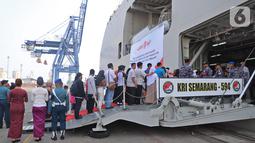 Anggota keluarga korban jatuhnya pesawat Lion Air JT 610 berdatangan di Dermaga JICT 2 Tanjung Priok, Jakarta, Selasa (29/10/2019). Ratusan keluarga korban mengikuti tabur bunga untuk mengenang satu tahun jatuhnya pesawat Lion Air JT 610 di perairan Tanjung Karawang. (Liputan6.com/Herman Zakharia)