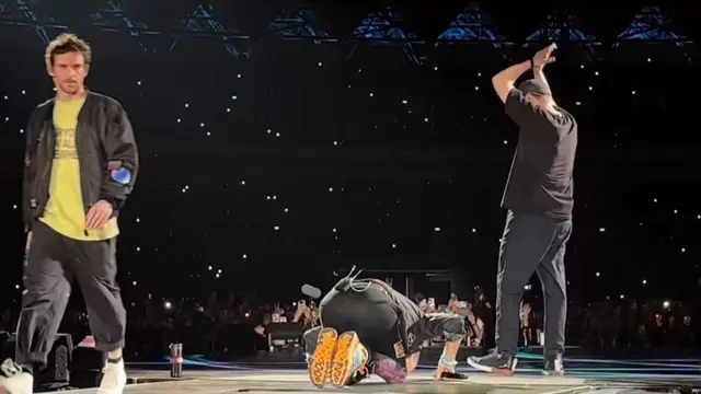 Chris Martin vokalis Coldplay terlihat sujud syukur usai konser semalam