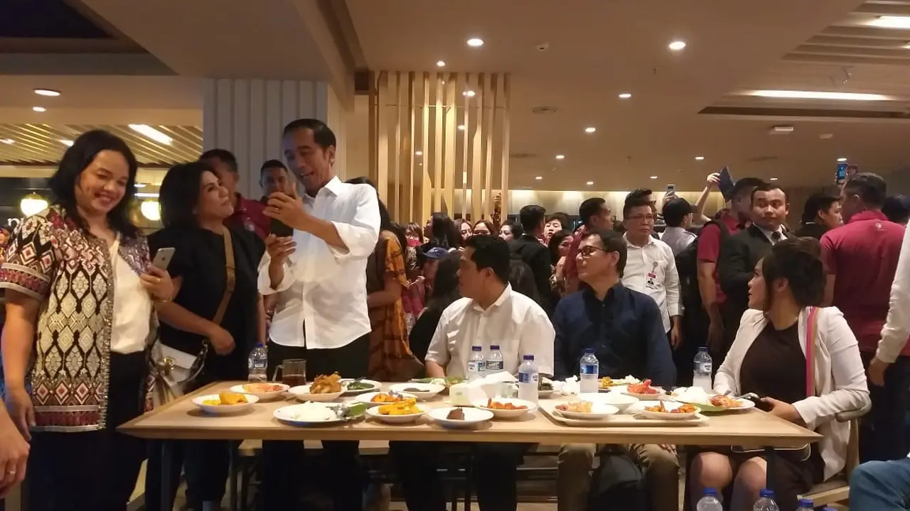 Jokowi Makan Siang di Mal Grand Indonesia