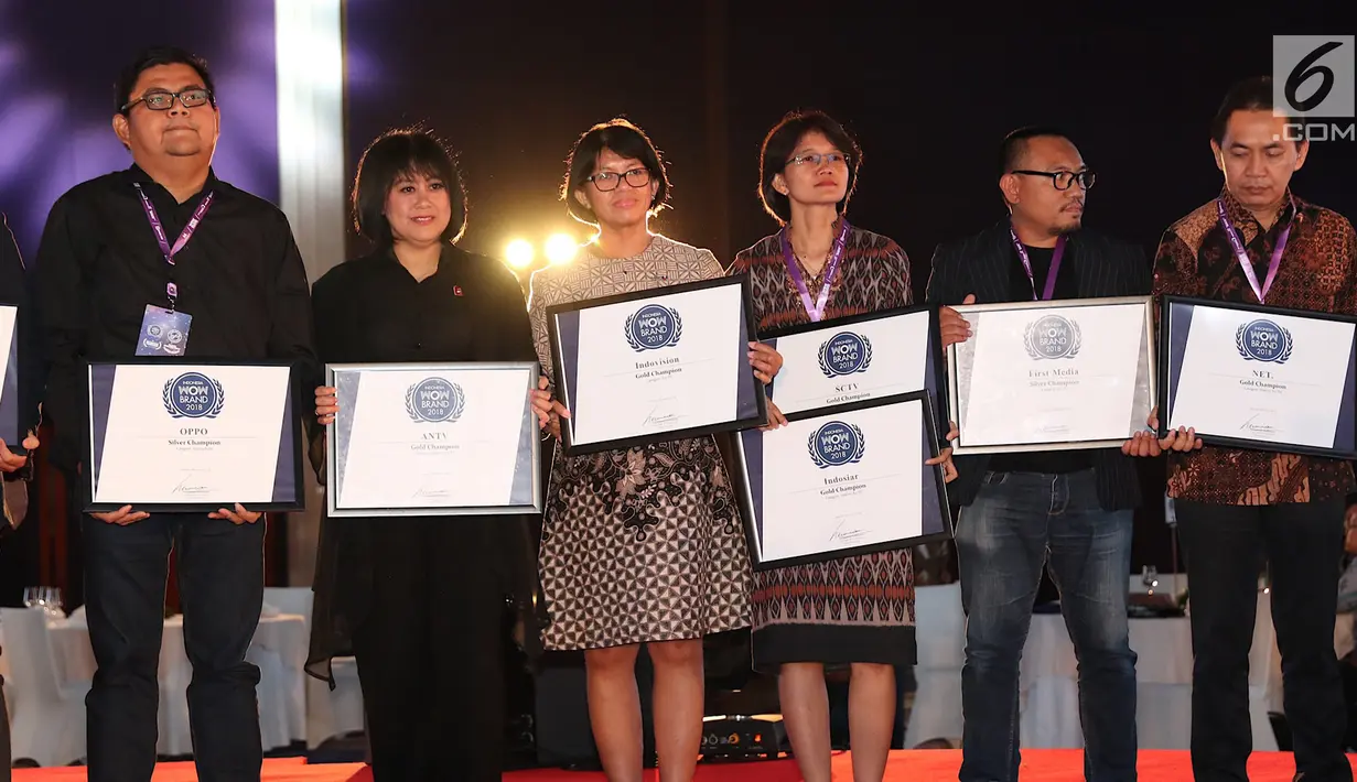 Head of Protocol Public Affair PT Surya Citra Media Tbk (SCMA) Irnawati WK (ketiga kanan) foto bersama usai menerima 2 penghargaan Gold Champion yang diraih SCTV dan Indosiar  dalam kategori Free-to-Air TV. (Liputan6.com/Immanuel Antonius)