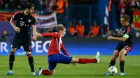 Penyerang Atletico Madrid, Fernando Torres (tengah) berusaha merebut bola yang dibawa bek Bayern Muenchen, Philipp Lahm di leg pertama liga champions di Vicente Calderon, Madrid, (28/4). Atletico menang atas Muenchen dengan skor 1-0. (Reuters/Paul Hanna)