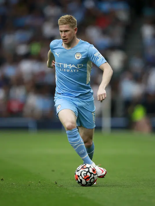 Gelandang Manchester City, Kevin De Bruyne mengontrol bola saat bertanding melawan Tottenham Hotspur pada pertandingan Liga Inggris di London, Minggu (15/8/2021).  Kemenangan ini mengantar Tottenham menempati peringkat ke-10 klasemen Liga Inggris musim 2021-2022. (AP Photo/Ian Walton)