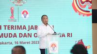 Zainudin Amali menyerahkan jabatan Menteri Pemuda dan Olahraga kepada Menteri Koordinator Bidang Pembangunan Manusia dan Kebudayaan, Muhadjir Effendy, sebagai Pelaksana Tugas. (Bola.com/Abdul Aziz)