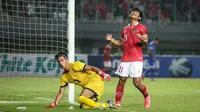 Ekspresi pemain Timnas Indonesia U-19,&nbsp;Edgard Amping&nbsp;usai gagal menjebol&nbsp;gawang&nbsp;Filipina yang dijaga Lance Jeter Aquino Bencio dalam pertandingan babak penyisihan Grup A Piala AFF U-19 yang berlangsung di Stadion Patriot Candrabhaga, Bekasi, Jumat (8/7/2022). (Bola.com/Bagaskara Lazuardi)