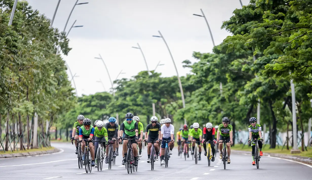 Sejumlah pesepeda melaju saat sesi group ride road to Gran Fondo New York (GFNY) Bali 2023 di kawasan Pantai Indah Kapuk (PIK 2), Jakarta, Minggu (29/1/2023). Tujuan diadakannya acara ini untuk membangkitkan kembali gairah para pesepeda di Tanah Air. (Dok.GFNY Bali)