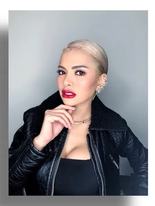 Beragam rekasi dari warganet melihat foto mantan istri Sajad Ukra itu. "Black & white @nikitamirzanimawardi_17," tulisnya sebagai keterangan foto. (Instagram/nikitamirzanimawardi_17)