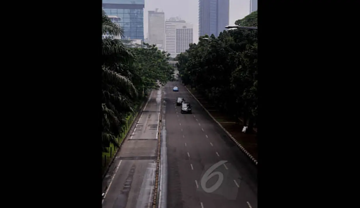 Suasana sepi di kawasan Jalan Sudirman-MH Thamrin, Jakarta, Kamis (19/2/2015). Padahal, pada hari normal jalanan ini selalu ramai dilintasi pengendara. (Liputan6.com/Johan Tallo)