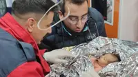 Bayi baru lahir berhasil dievakuasi setelah bertahan hidup selama 4 hari bersama ibunya di bawah reruntuhan gempa Turki pada Senin (6/2/2023). (Twitter/@ekrem_imamoglu)