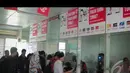 Warga yang memakai jasa Transjakarta mengantri untuk mendapatkan e-ticket di halte busway Blok M, Jakarta, Senin (11/8/2014)(Liputan6.com/Faizal Fanani)