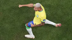 Penyerang Brasil Richarlison berselebrasi setelah mencetak gol pertama untuk timnya ke gawang Serbia pada laga perdana Grup G Piala Dunia 2022 Qatar di Lusail Stadium, Jumat (24/11/2022) dini hari WIB. Timnas Brasil mengawali langkah di Grup G Piala Dunia 2022 dengan membungkam Serbia 2-0. (AP Photo/Thanassis Stavrakis)