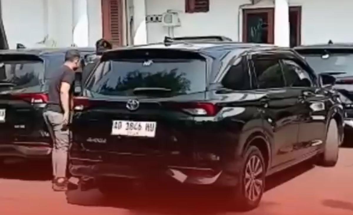 Mobil diduga milik KPK membawa bupati beserta sejumlah barang keluar dari rumdin menuju Mapolresta Klaten. (merdeka.com/arie sunaryo).