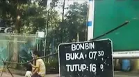 Warga berusaha menghalangi pengosongan rumah dinas TNI. Sementara itu, BBKSDA Jabar tegur keras pengelola Kebun Binatang Bandung.