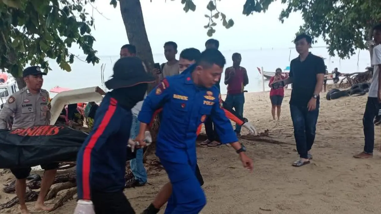 Tim SAR gabungan berhasil menemukan 2 korban tenggelam di Pantai Tanjung, Batam. (Foto: Liputan6.com/Ajang Nurdin)