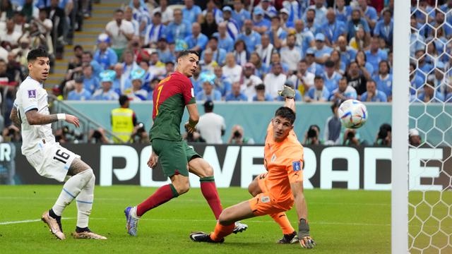 Foto: Momen Mesra Ronaldo Peluk Bruno usai Cetak Brace dan Bawa Portugal ke 16 Besar Piala Dunia 2022