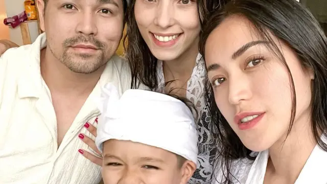 Jessica Iskandar dan kakaknya ikut melukat di Bali