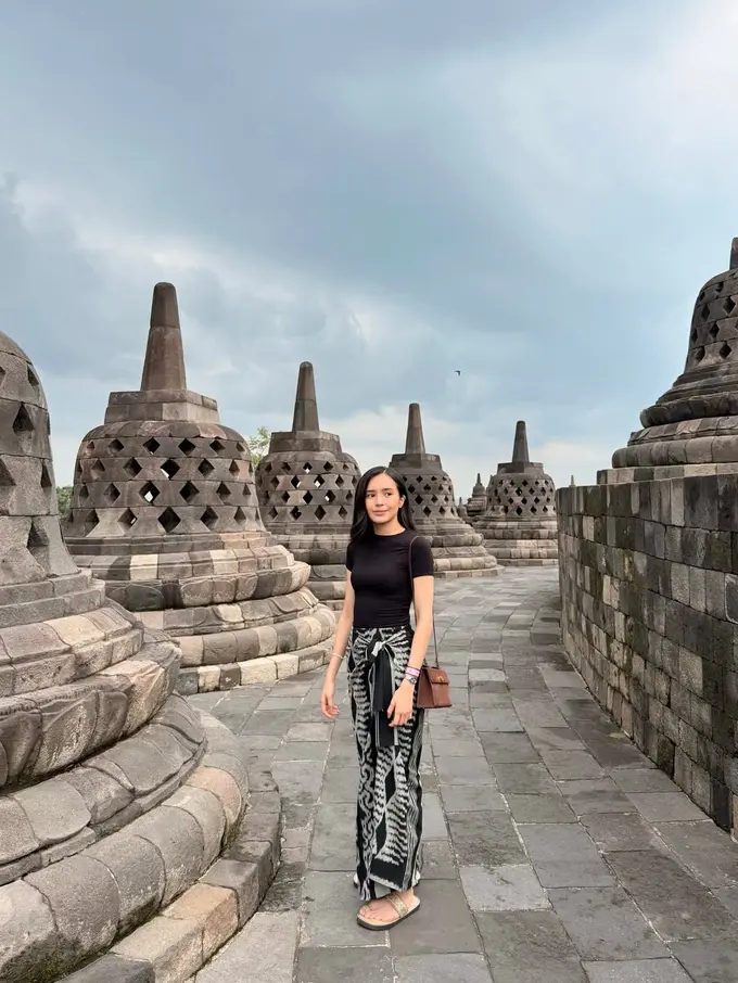 Main ke Candi Borobudur, Gaya Beby Tsabina dalam Rok Wastra Ini Anggun Banget dan Cocok Jadi Inspirasi Liburan