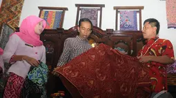 Jokowi sedang melihat sekaligus mengecek kualitas kain batik yang akan dibelinya, Cirebon, Jawa Barat , Rabu (18/6/2014) (Liputan6.com/Herman Zakharia).