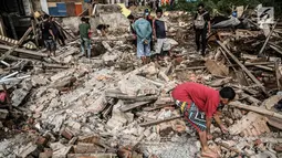 Sejumlah warga mencari yang tersisa dari penertiban bangunan di bantaran Sungai Ciliwung, kawasan Bukit Duri, Jakarta Selatan, Selasa (11/7). Terdapat 355 bangunan yang ditertibkan guna menanggulangi banjir di Jakarta ini (Liputan6.com/Faizal Fanani)