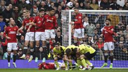 Para pemain Manchester United berusaha memblok eksekusi tendangan bebas striker Burnley, Jacob Bruun Larsen pada laga pekan ke-35 Premier League 2023/2024 di Old Trafford Stadium, Manchester, Sabtu (27/4/2024). (AP Photo/Rui Vieira)