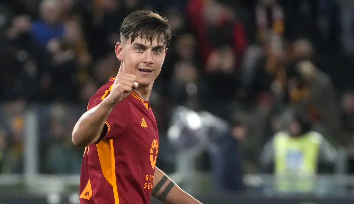 Pemain AS Roma, Paulo Dybala melakukan selebrasi setelah mencetak gol ke gawang Torino pada laga lanjutan Liga Italia 2023/2024 di Olympic Stadium, Roma, Italia, Selasa, (27/02/2024) dini hari WIB. (AP Photo/Gregorio Borgia)