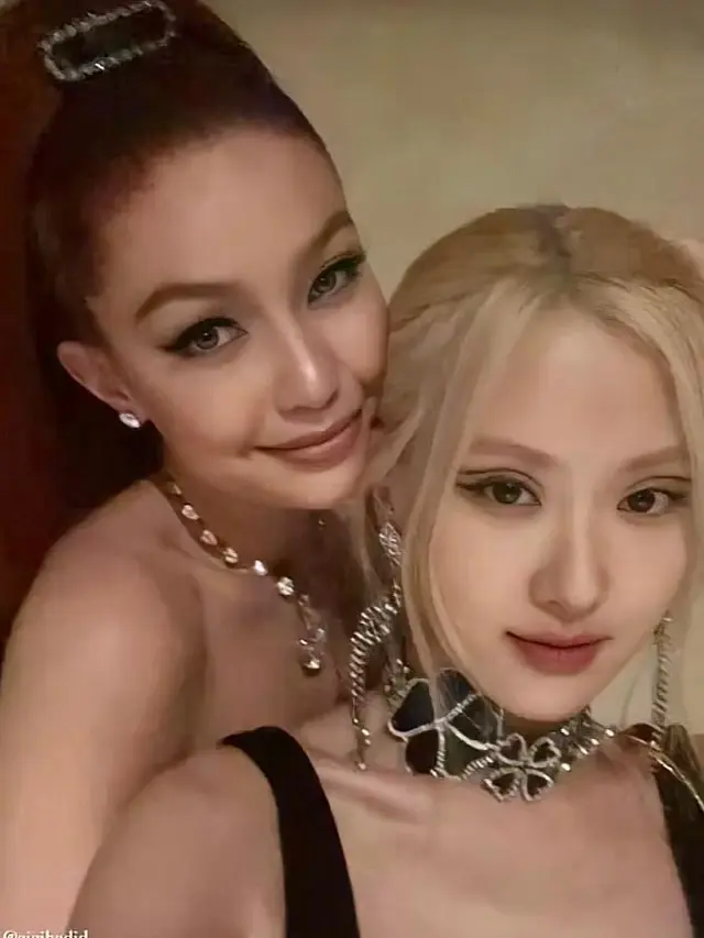 Foto Rose BLACKPINK dan Rihanna bertemu di Met Gala 2021