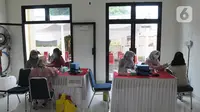 Paramedis memberikan vaksin booster saat pelaksanaan vaksinasi serentak Pemkot Depok di Kantor Kecamatan Cinere, Depok, Senin (18/4/20222). Gebyar vaksinasi booster secara massal ini bertujuan memberikan kemudahan bagi warga sebelum melakukan perjalanan mudik lebaran 2022. (merdeka.com/Arie Basuki)