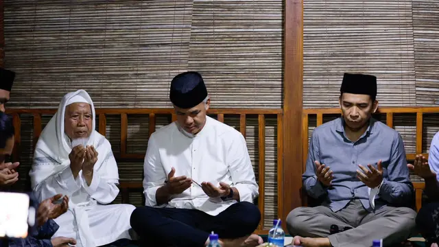 Didampingi TGB, Ganjar Dapat Petuah Khusus dari Pengasuh Ponpes Nurul Muhsinin Lombok