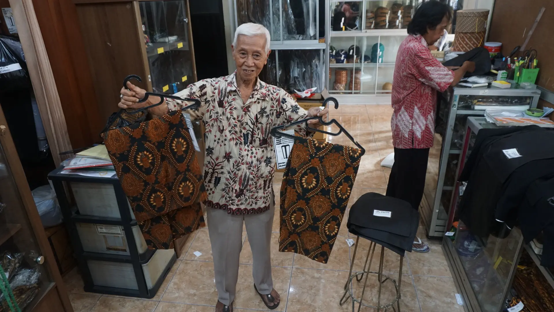 Karyawan penjahit Busana Jawi Suratman sedang menunjukkan jarik bawahan beskap yang merupakan pesanan keluarga Presiden Jokowi, Selasa (10/10).(Liputan6.com/Fajar Abrori)