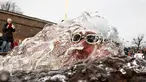 Seorang peserta mengambil bagian dalam kompetisi renang di air es dari sungai Neva selama Big Neva Cup of Ice Swimming di St.Petersburg, Rusia, 2 Maret 2019. Sekitar 150 dari 12 negara mengikuti kompetisi renang dengan suhu - 6 C. (AP/Dmitri Lovetsky)