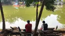 Warga memancing di Waduk Rawa Dongkal di kawasan Cibubur, Jakarta Timur, Rabu (29/7/2020). Penataan waduk ini akan menggandeng pihak swasta melalui program penataan kawasan 1.000 danau. (Liputan6.com/Immanuel Antonius)