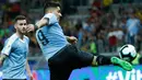 Penyerang timnas Uruguay, Luis Suarez menendang bola dalam laga pertama Grup C Copa America 2019 melawan Ekuador di Stadion Mineirao, Brasil, Minggu (16/6/2019). Uruguay berhasil memetik kemenangan besar 4-0 atas Ekuador. (AP/Eugenio Savio)