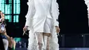 Sophia Latjuba tampil sebagai salah satu model mengenakan blazer sequin. Dipadukan dengan detail ruffle yang panjang dan boots super tinggi.[dok. Harry Halim]