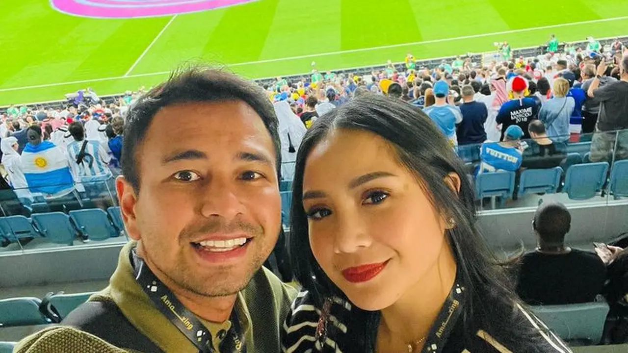 6 Potret Serasi Raffi Ahmad-Nagita Slavina Nonton Piala Dunia 2022 di Qatar, Style Bak ABG Tuai Pujian
