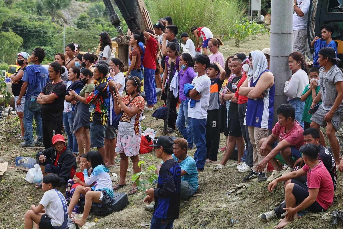 FOTO: Longsor Gunungan Sampah di Cebu, Puluhan Orang Hilang
