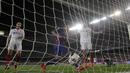 Kiper Sevilla tak mampu menghadang sepakan pemain Barcelona, Arda Turan yang berbuah gol pada laga Super Cup Spanyol di Stadion Camp Nou, Barcelona (18/8/2016). (AP/Manu Fernandez)