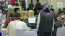Petugas kesehatan mendata guru sebelum menjalani vaksinasi COVID-19 di SMA 70, Jakarta, Rabu (25/2/2021). Sebanyak 600 orang dari profesi guru, tenaga kependidikan, dan dosen akan divaksin COVID-19 hari ini. (Liputan6.com/Faizal Fanani)