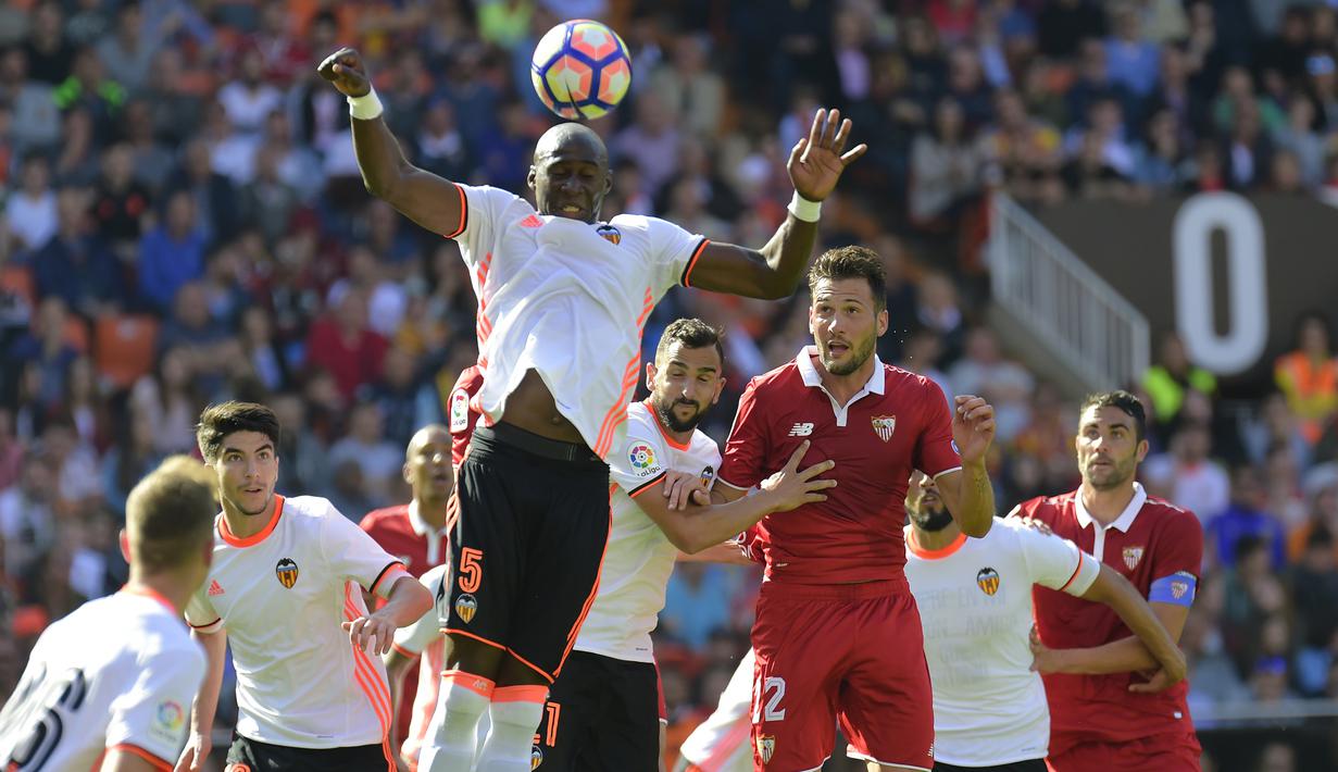 5. Eliaquim Mangala (Valencia) - Pemain Prancis ini mengaku merupakan salah satu dari lima pemain dan staf Valencia yang dinyatakan positif Corona. Kini mantan bek Manchester City itu sedang mengikuti prosedur mengisolasi diri. (AFP/Jose Jordan)
