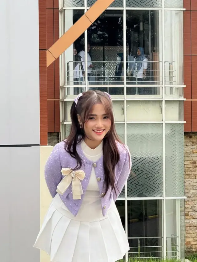5 Pesona Fuji dengan Outfit Ungu, Fashion Kece Jadi Buah Bibir (credit: instagram.com/fuji_an).