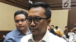 Menpora Imam Nahrawi saat tiba menjadi saksi di Pengadilan Tipikor, Jakarta, Senin (29/4/2019). Menpora menjadi saksi dalam sidang lanjutan kasus dugaan suap dana hibah KONI bersama 4 saksi dari JPU KPK dengan terdakwa Sekjen KONI Ending Fuad Hamidy. (Liputan6.com/Herman Zakharia)