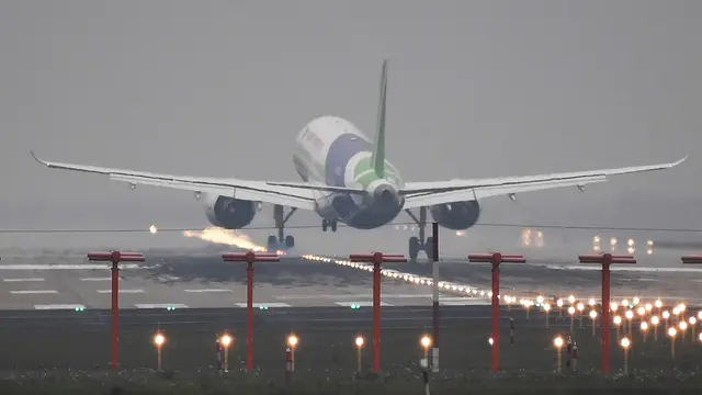 Pesawat Jet Penumpang Buatan China Lakukan Terbang Perdana