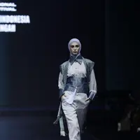 Opening show IN2MF diwarnai oleh kreasi desainer muda dari pemenang Fesyar Young Designer Competition. [Fimela/Daniel Kampua].