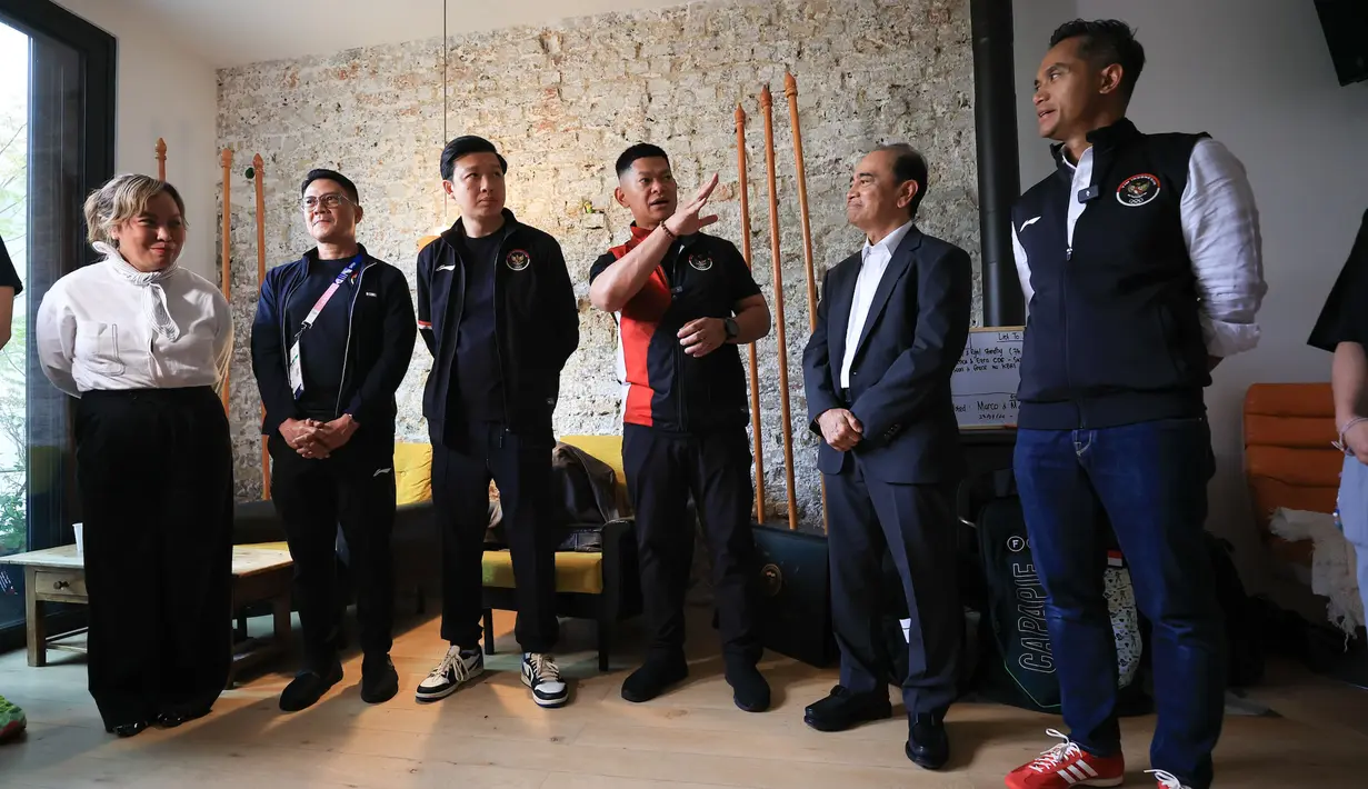 Ketua Umum NOC Indonesia Raja Sapta Oktohari (tengah) memberikan sambutan didampingi Duta Besar Republik Indonesia untuk Prancis Mohamad Oemar dan Chef de Mission (CdM) Olimpiade Indonesia Anindya Bakrie beserta perwakilan atlet dalam acara doa bersama Tim Indonesia jelang Olimpiade Paris 2024 di Rumah Garuda kawasan Saint Ouen, Paris, Prancis, Selasa (23/7/2024). (Dok. NOC Indonesia)