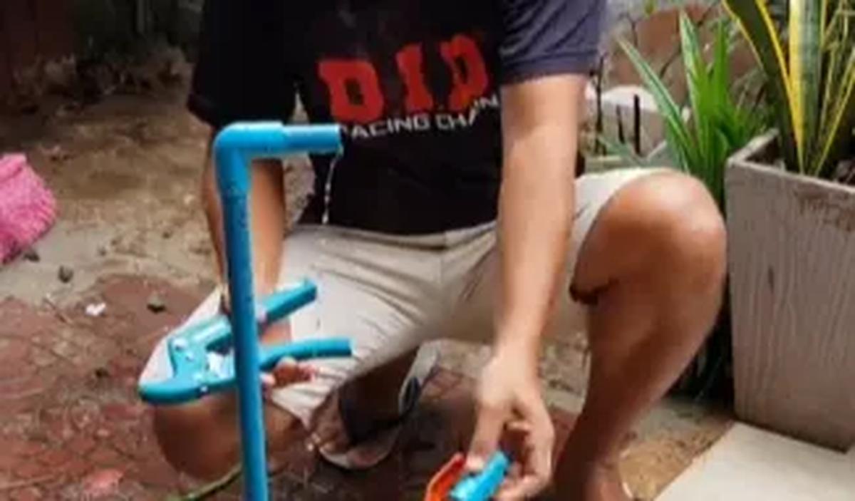 1. Potong pipa pada bagian atas.<br><br>2. Ukur pipa sepanjang 2 jangka tangan dari tanah, lalu potong pada bagian atas.