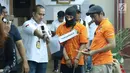 Tersangka HS pelaku kasus pembunuhan satu keluarga di Bekasi (tengah) melakukan pra-rekonstruksi di Polda Metro Jaya, Jakarta, Senin (19/11). 35 adegan diperagakan dari 57 yang akan diperagakan saat rekonstruksi. (Liputan6.com/Helmi Fithriansyah)